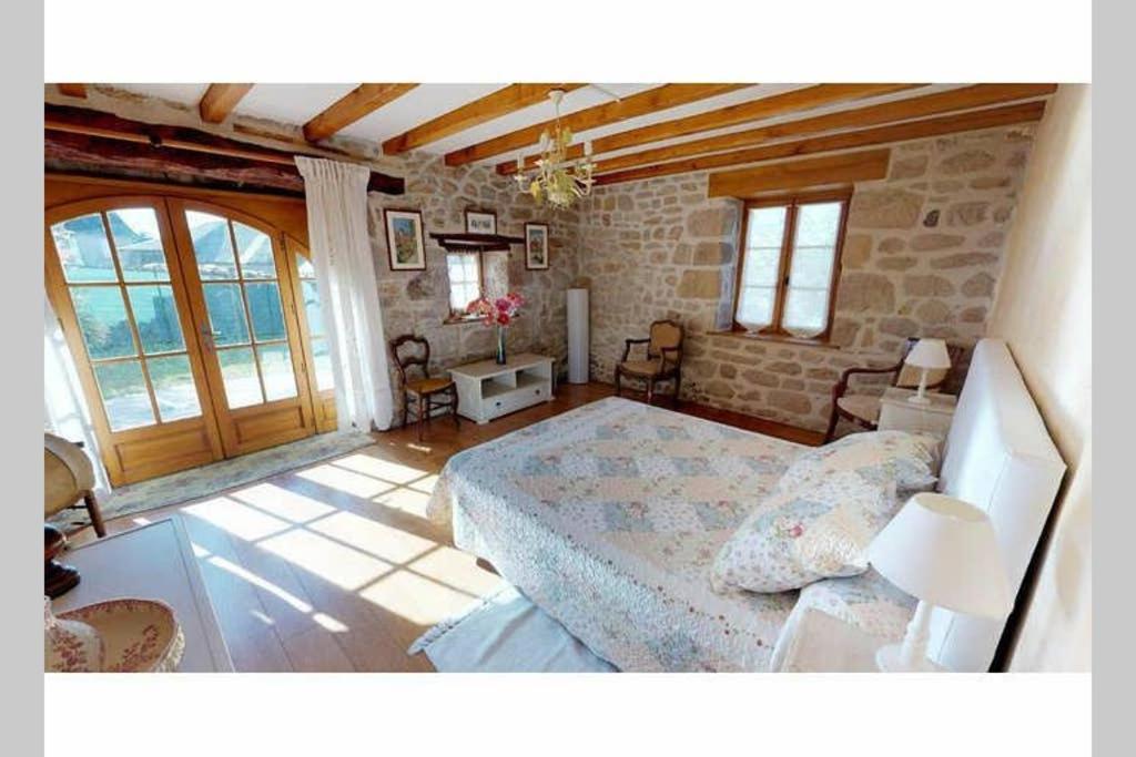 La grange de Salvaneix Gîte pour 15 personnes 7 chambres avec 6 sdb-6wc Sarran Extérieur photo