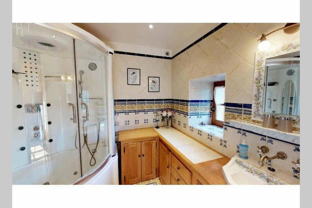 La grange de Salvaneix Gîte pour 15 personnes 7 chambres avec 6 sdb-6wc Sarran Extérieur photo