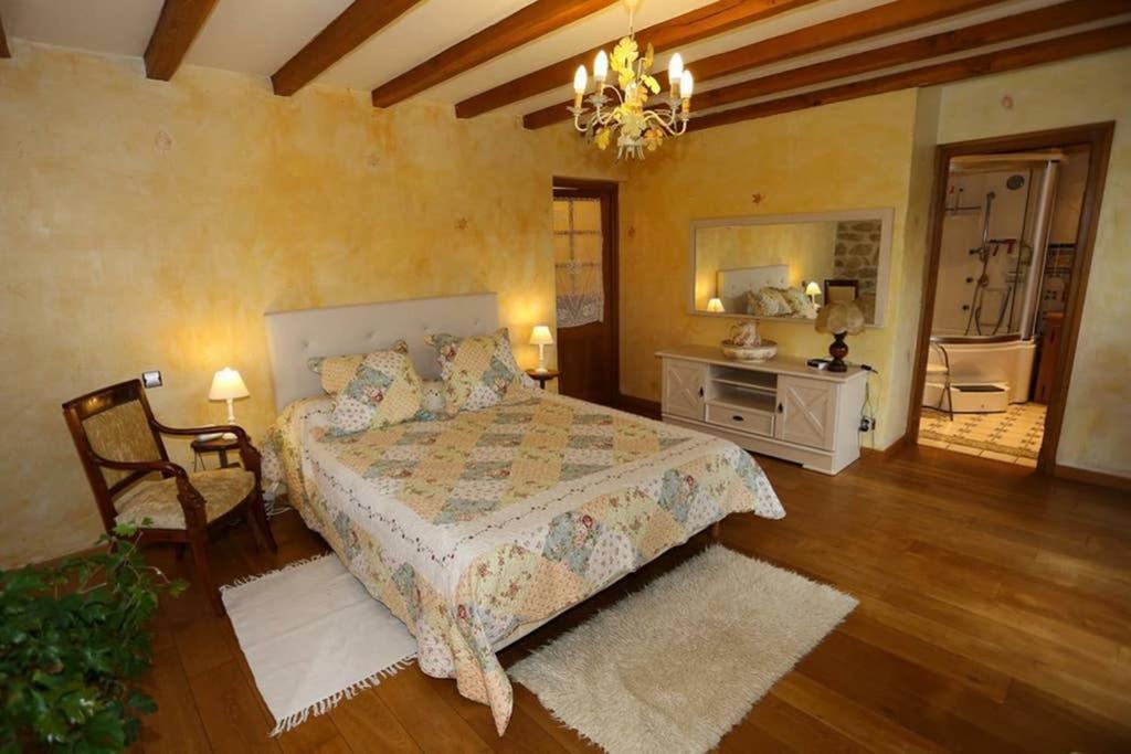 La grange de Salvaneix Gîte pour 15 personnes 7 chambres avec 6 sdb-6wc Sarran Extérieur photo