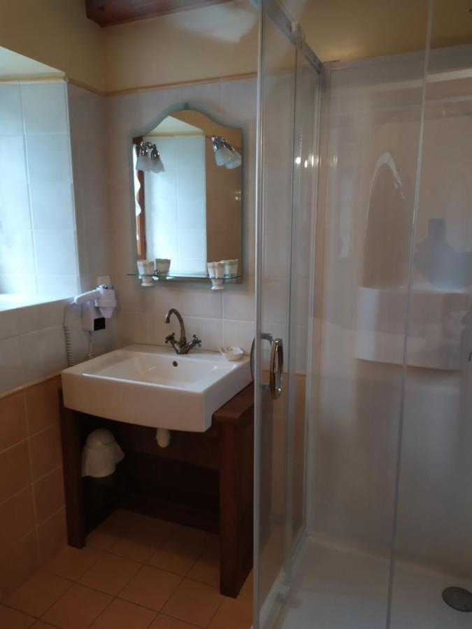 La grange de Salvaneix Gîte pour 15 personnes 7 chambres avec 6 sdb-6wc Sarran Extérieur photo